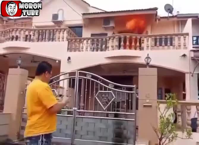Video :A mafia pawnbroker burns down a client who refuses to repay a loan fifty times